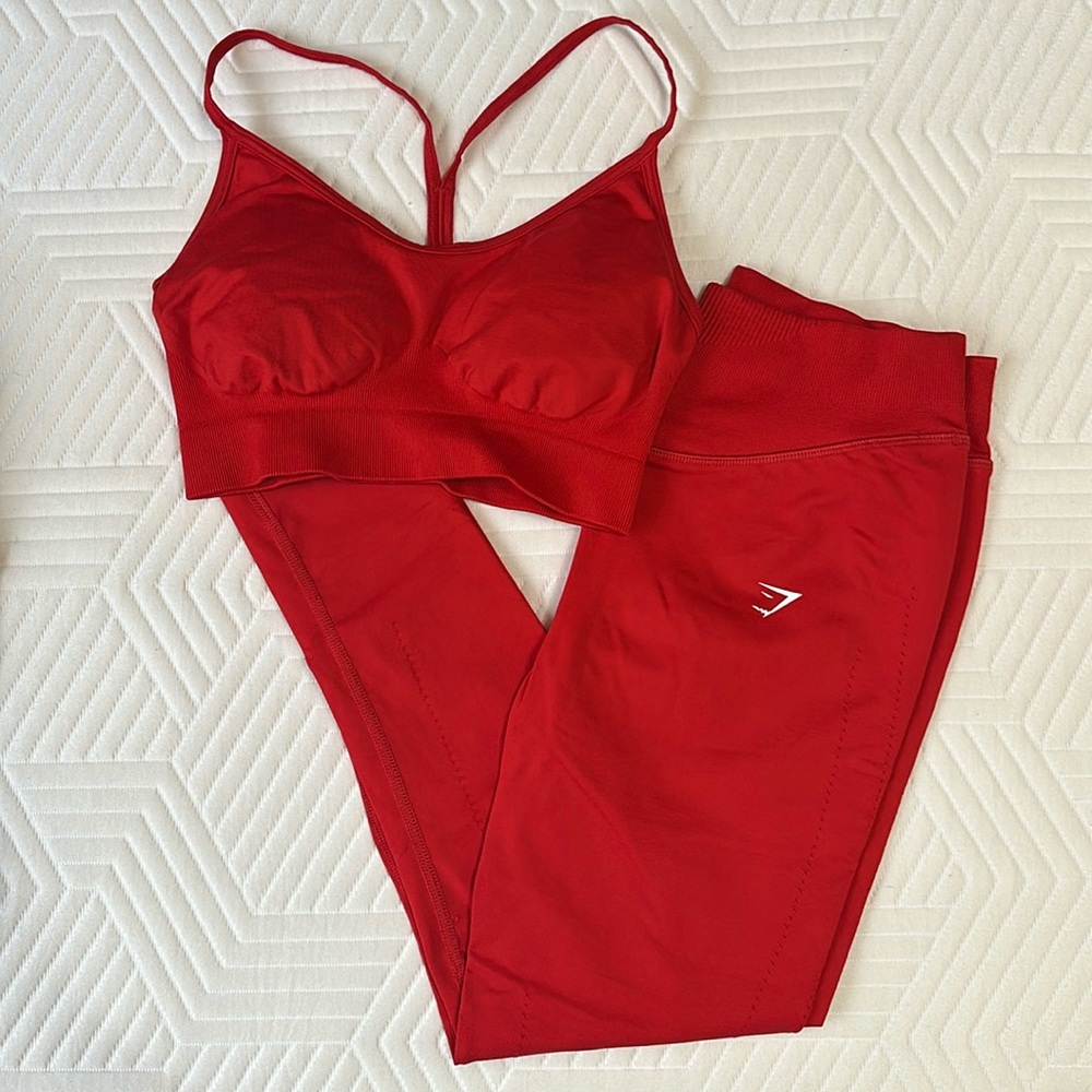 GYMSHARK Sweat Seamless MEDIUM sports bra and LARGE sculpt leggings. SALSA RED